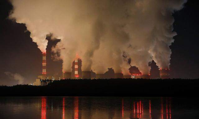 Rauch und Dampf aus dem polnischen Kohlekraftwerk Belchatow 