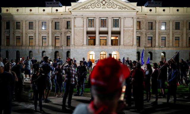 n Arizona demonstrieren Trump-Anhänge vor dem Staatskapitol in Phoenix.