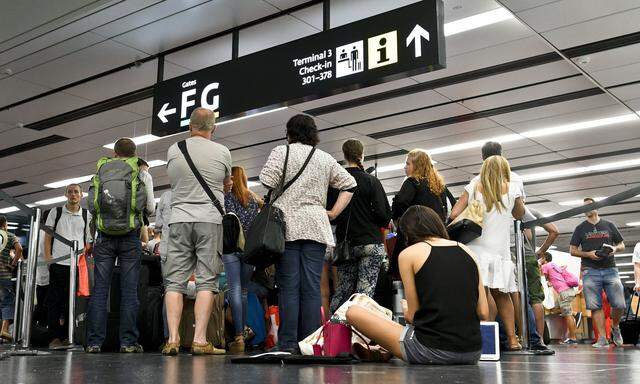 CHAOS AM FLUGHAFEN WIEN WEGEN TECHNISCHEN PROBLEMEN