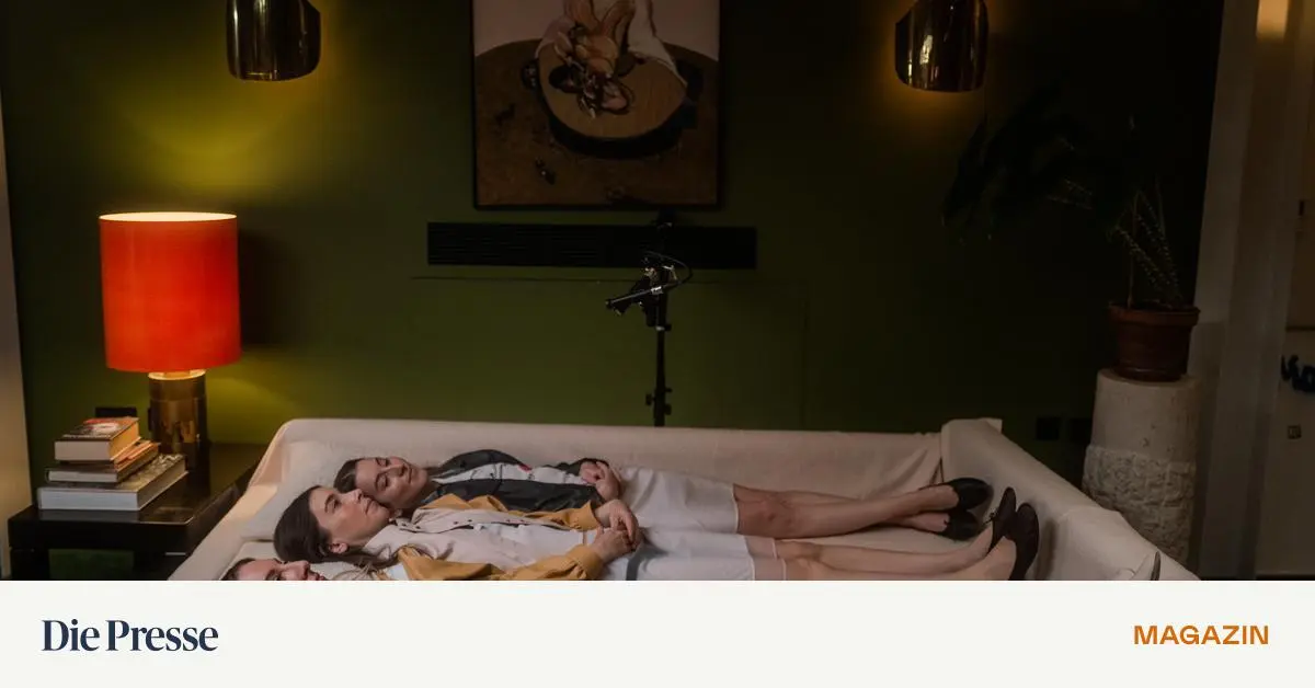 -Fashion-Neurosis-Mit-Freuds-Urgro-enkelin-auf-der-Couch-premium-