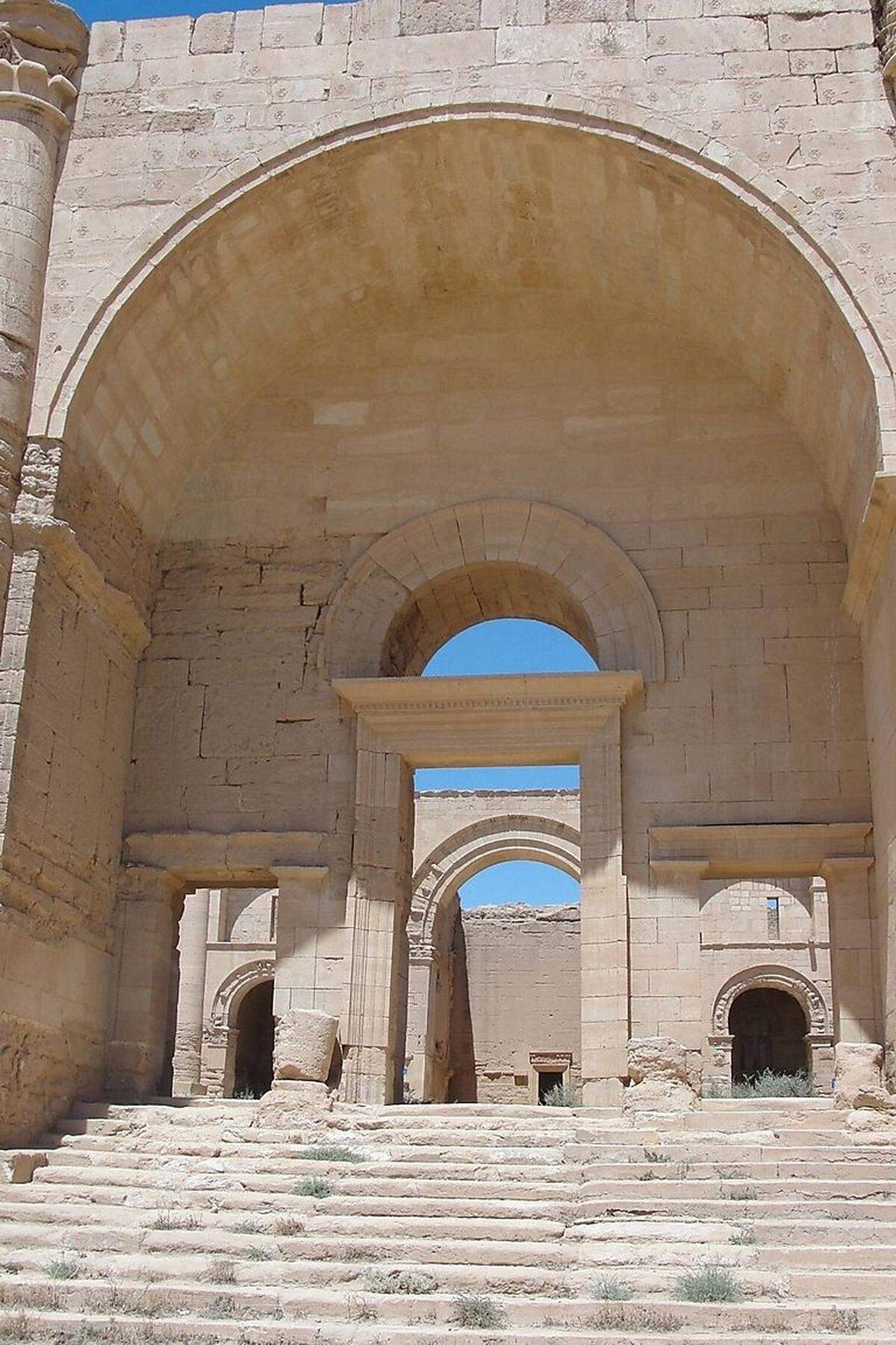 Auf Nimrud folgte Hatra. Auch dessen Ruinen zählen bzw. zählten zum UNESCO-Weltkulturerbe. Auch hier ging der IS im heurigen Frühjahr Berichten der irakischen Regierung zufolge systematisch mit Bulldozern und Sprengstoff vor.