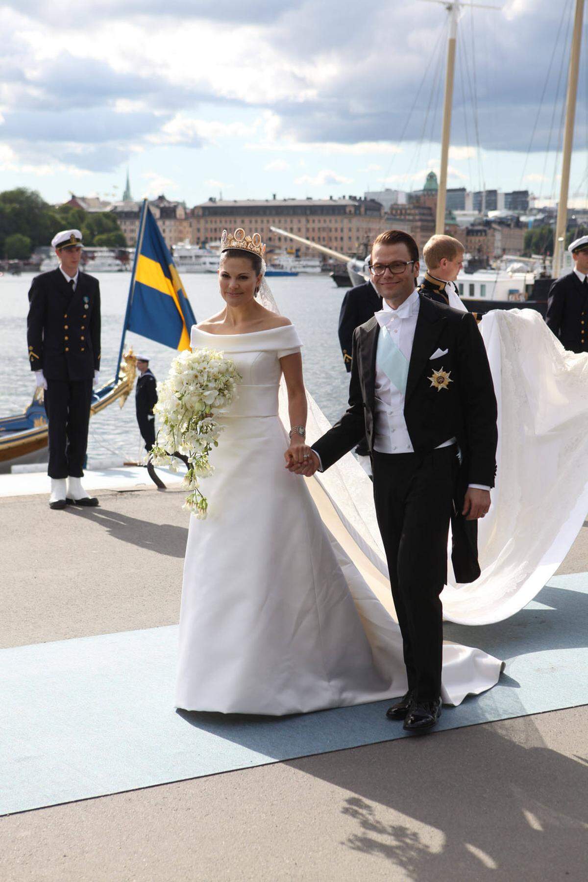 In Stockholm heirateten Kronprinzessin Victoria und Prinz Daniel von Schweden. Die Braut trug ein schlichtes Kleid von Par Engsheder und das berühmte Kamée-Diadem, aus Gold, Perlen und den Bildern des Amor und der Psyche. Das Diadem soll 1809 ein Geschenk Napoleon Bonapartes an seine erste Ehefrau Josephine gewesen sein.