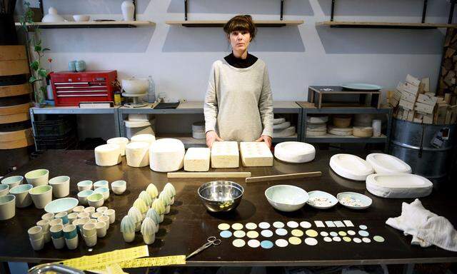 In der Porzellanmanufaktur: Anna Holly mit Gipsformen. Im Vordergrund links: die glasierten Produkte, darunter die Zitronenpresse.