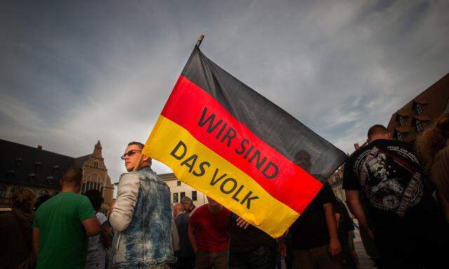 Zehn Jahre nach ihrer Gründung in Westdeutschland ist die AfD vor allem in den östlichen Bundesländern zu einer Partei geworden, die um den ersten Platz kämpft.