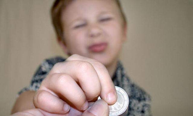 Bub mit Euromuenze - boy with a coin