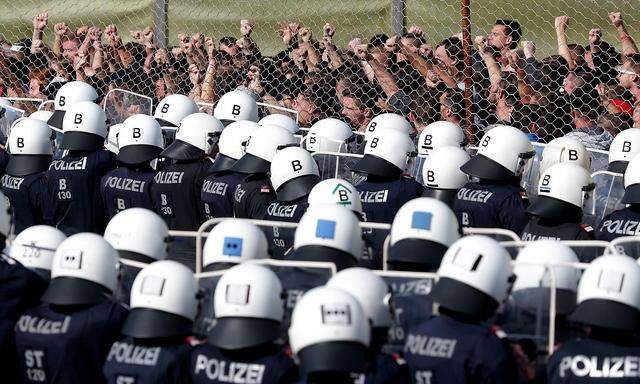 FILE PHOTO: Exercise to prevent migrants from crossing the Austrian border from Slovenia in Spielfeld