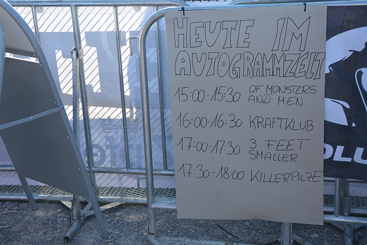 Auf Tuchfühlung mit den Musikern konnte man im Autogrammzelt gehen, etwa mit der isländischen Indie-Folkband Of Monsters and Men und ...