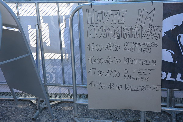 Auf Tuchfühlung mit den Musikern konnte man im Autogrammzelt gehen, etwa mit der isländischen Indie-Folkband Of Monsters and Men und ...