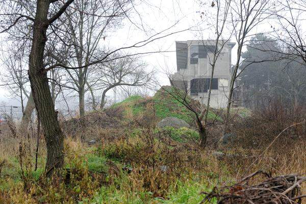 Bei der Krieau könnte ein Hochhaus entstehen; allerdings sei das Projekt erst im Stadium der Leitbilderstellung, bis zu einer Entscheidung könnten noch zwei Jahre vergehen, meint Bezirksvorsteher Karlheinz Hora.Im Bild: Die Tribüne der Trabrennbahn Krieau