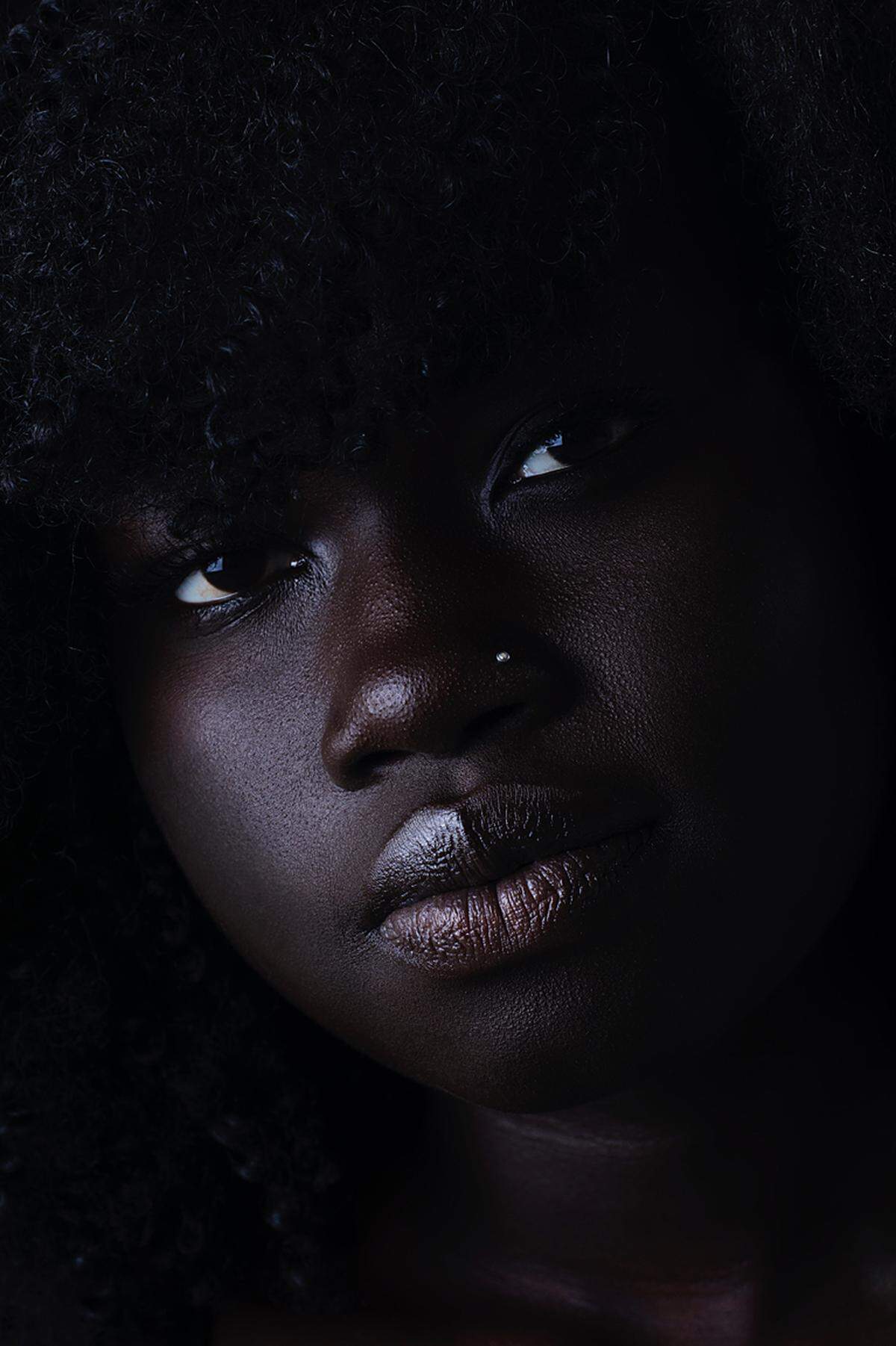 Die 18-jährige Amerikanerin Zelle Westfall aus Atlanta wurde für ihr Werk „Abuot“ ausgezeichnet. Sie beschreibt ihr Foto so: „Abuot ist meine Freundin aus der Schule und eine der witzigsten Menschen, die ich kenne. In der heutigen Gesellschaft, in der die Medien mit Produkten zur Hautaufhellung werben und Dunkelhäutige diskriminieren, ist es wichtig, die Schönheit von dunkelhäutigen Frauen hervorzuheben, denen oftmals vermittelt wird, sie seien ‚zu dunkel‘“.