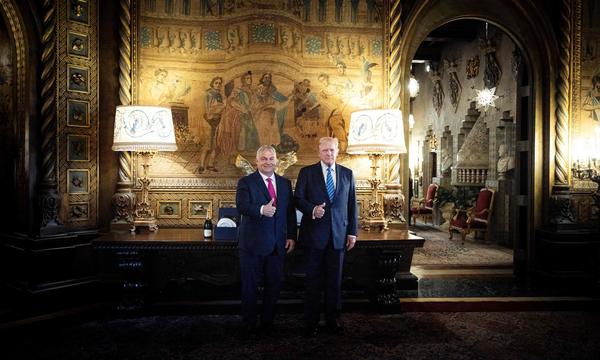Ein vom ungarischen Büro des Ministerpräsidenten veröffentlichtes Bild: Viktor Orbán und Donald Trump in Mar-a-Lago, Florida.