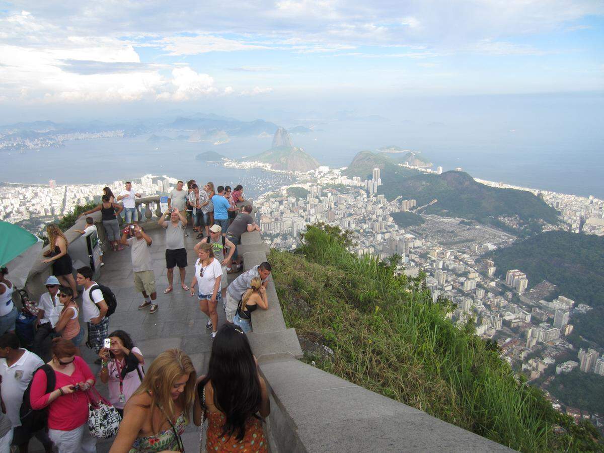 Hier muss jeder hin: Aussichtsterrasse in 710 Meter Höhe, direkt unter den ausgebreiteten Armen der Jesusstatue, mit Blick auf Zuckerhut und Copacabana.