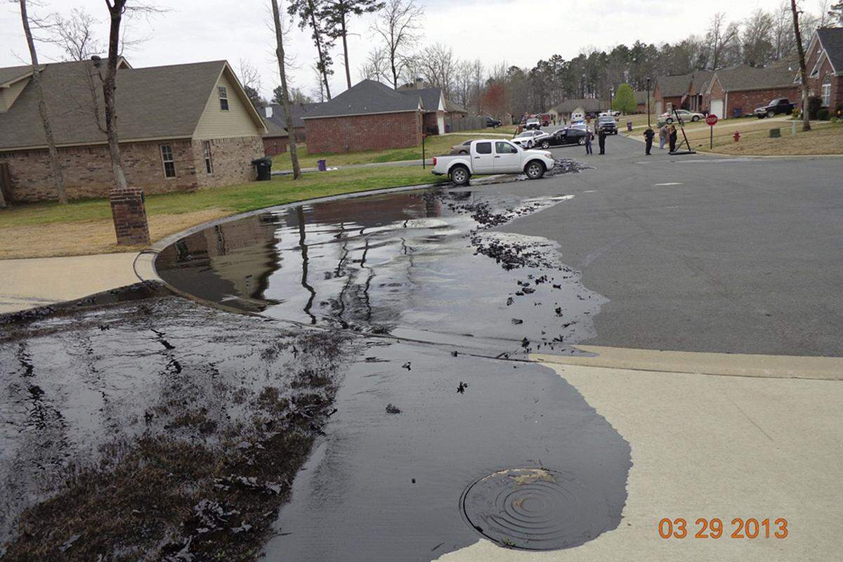 Durch North Woods im US-Bundesstaat Arkansas zieht sich eine Ölspur wegen einer lecken Pipeline der Firma Exxon. 5000 Barrel liefen aus der Leitung. Aufnahme vom 29. März 2013.