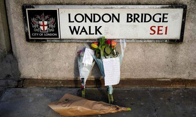 Blumen für die zwei Opfer des amtsbekannten Attentäters an der London Bridge.