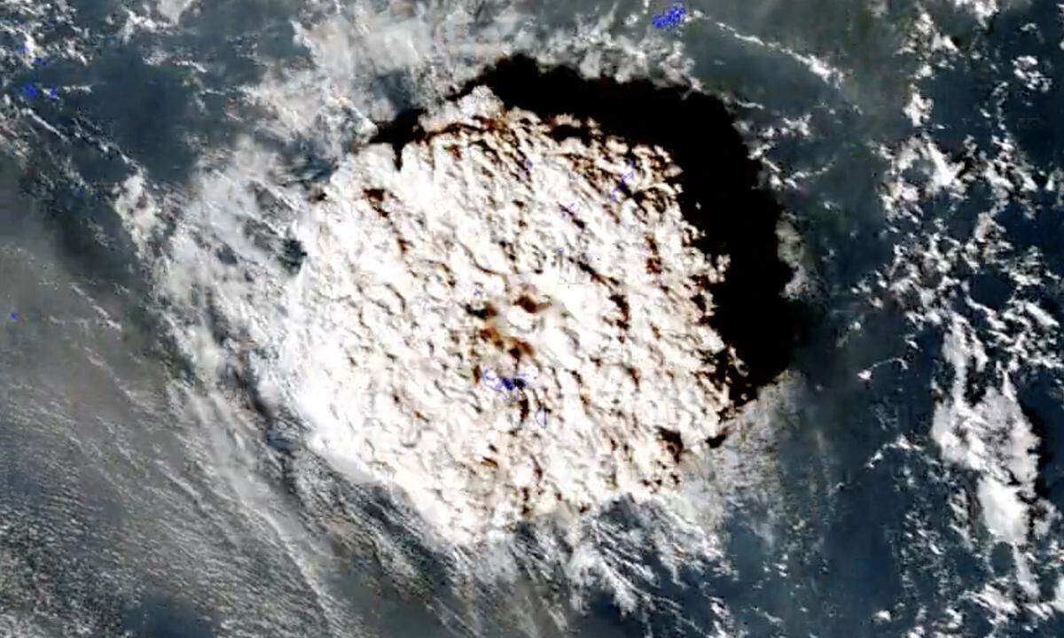 Infolge der "beispiellosen Katastrophe" seien auch Verletzte gemeldet worden, hieß es weiter. Demnach entstand durch die Eruption eine Aschewolke, die alle Inseln Tongas bedeckte. Außerdem habe der Ausbruch bis zu 15 Meter hohe Tsunamiwellen verursacht.  