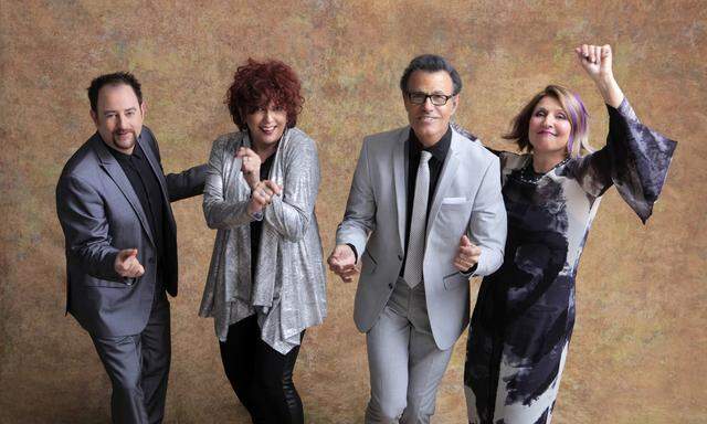 „Harmoniegesang in einer Welt, die aus den Fugen geraten scheint“: Manhattan Transfer. Im Bild, von links nach rechts: Trist Curless, Cheryl Bentyne, Alan Paul, Janis Siegel.