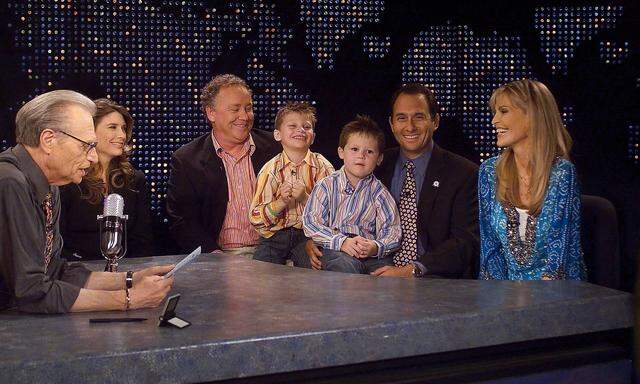 Archivbild: Larry King mit seinen Kindern Chaia, Andy, Chance, Cannon, Larry Jr. und Ehefrau Shawn Southwick-King 