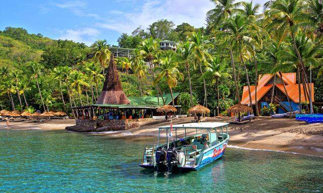 Badebucht mit Palmenstrand und Strandbar des Anse Chastenet Hotels Soufriere St Lucia Kleine Ant