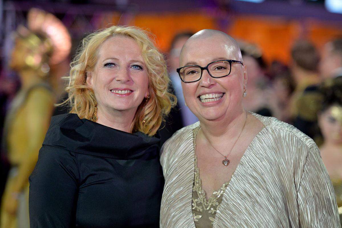 Nationalratspräsidentin Doris Bures mit Gesundheitsministerin Sabine Oberhauser. Im Februar 2015 gab Oberhauser bekannt, dass sie an Unterleibskrebs leidet.