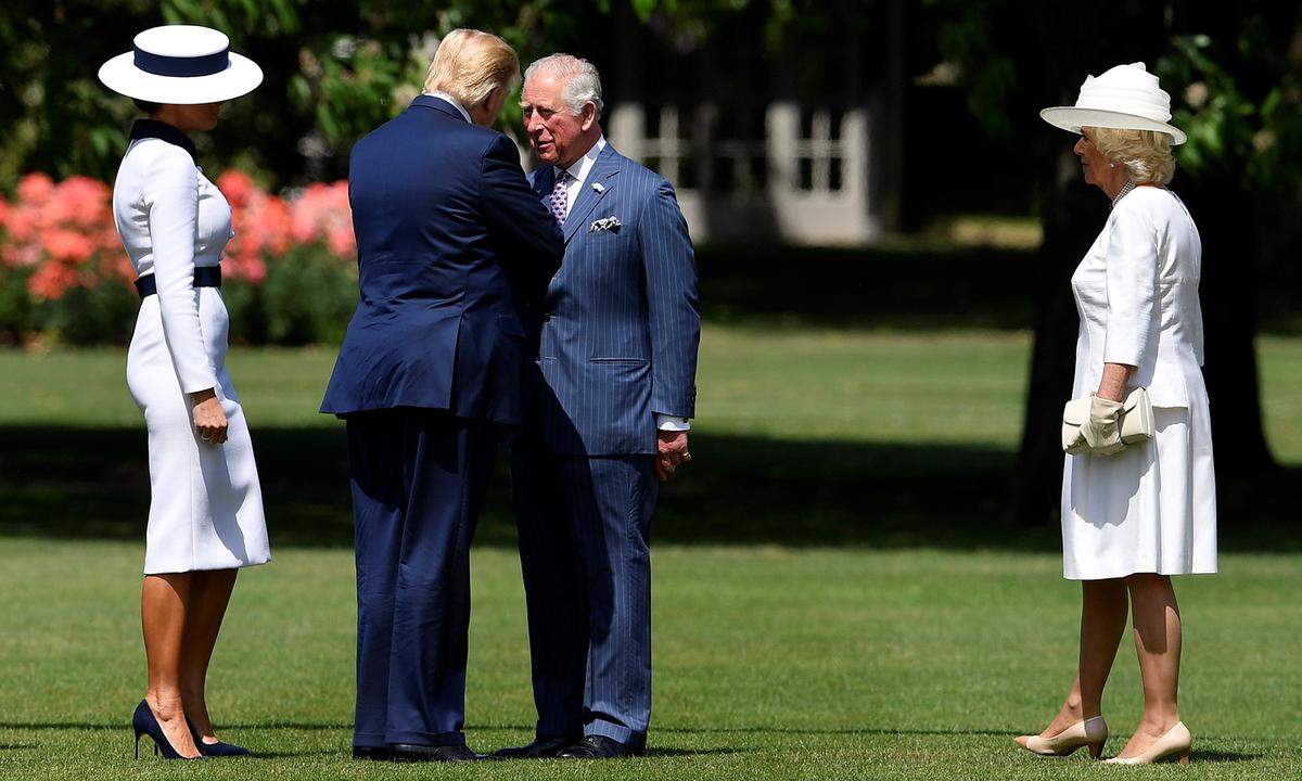 Standesgemäß landen Donald und Melania Trump mit dem präsidenteneigenen Helikopter „Marine One“ auf dem Rasen vor dem Buckingham Palast, wo die Queen zuletzt noch zu einer Gartenparty lud. Prinz Charles und Herzogin Camilla begeben sich gleichsam aufs Grün, um die Gäste zu begrüßen. Die First Lady gibt sich hutmäßig (von Hervé Pierre) noch ein wenig bedeckt, scheint sich mit der Herzogin von Cornwall jedoch zumindest farblich abgestimmt zu haben.