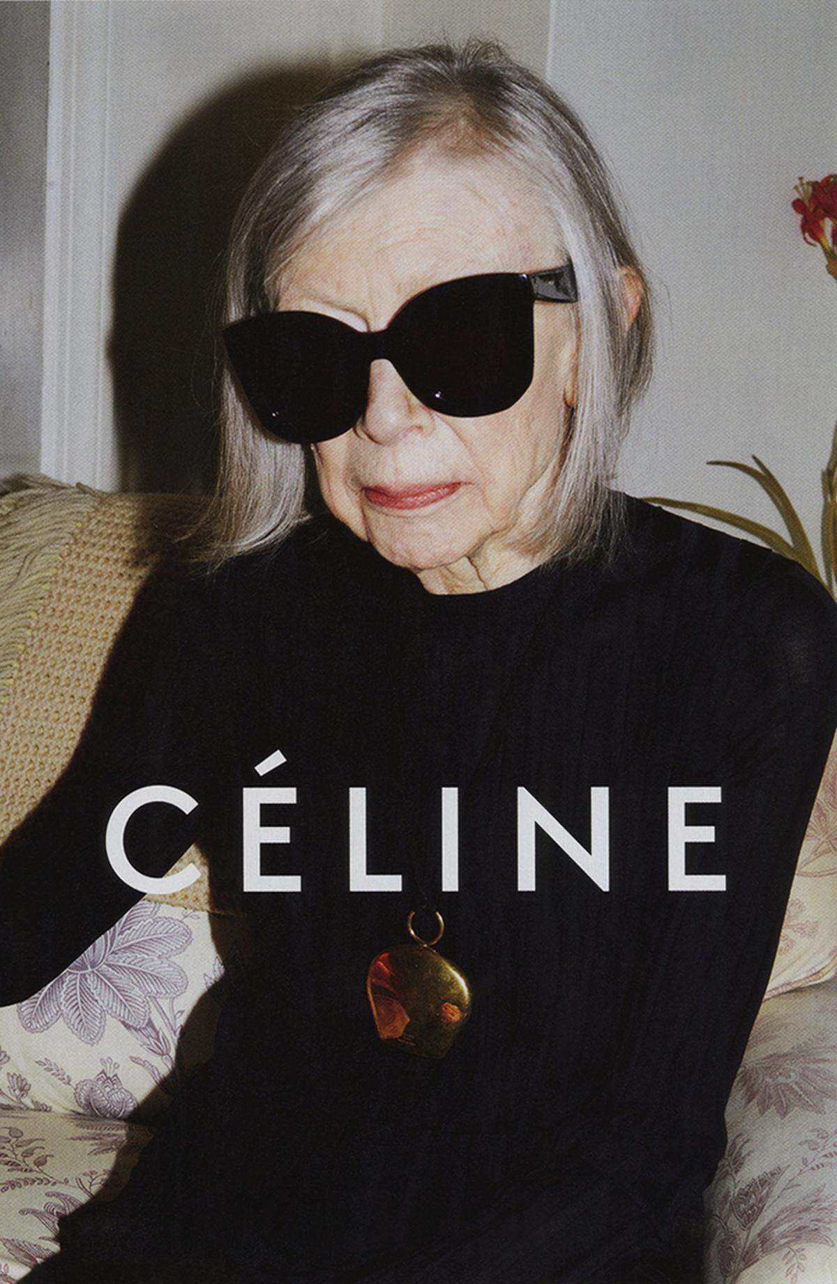 Zuvor atte das Modeunternehmen Céline die gleiche Idee. Es ließ die amerikanische Autorin Joan Didion von Starfotograf Juergen Teller ablichten. Die 80-Jährige trägt übergroße Sonnenbrillen und einen schwarzen Pullover.