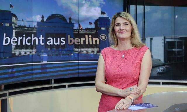 Tina Hassel, Leiterin ARD-Hauptstadtstudio, im Berliner Fernsehstudio