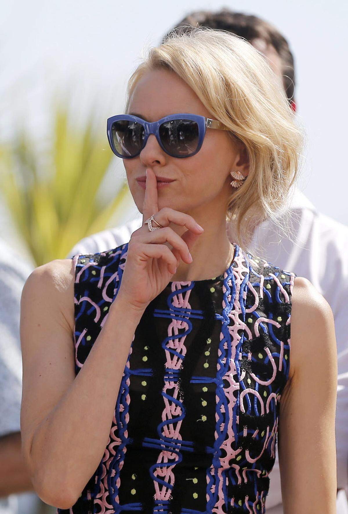 Kollegin Naomi Watts stimmt ihre Sonnenbrille farblich gerene auf ihr Outfit ab.