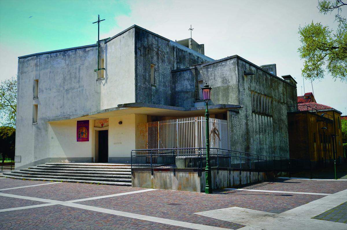 Das Gotteshaus San Gerardo Sagredo auf dem Campiello San Cataldo wurde vom venezianischen Architekten Renato Renosto in den Jahren 1961 bis 1963 erbaut, der mit einer tristen, funktionalistischen Fassade einen Gegenpol zu den verzierten Kirchen Venedigs schaffen wollte. 