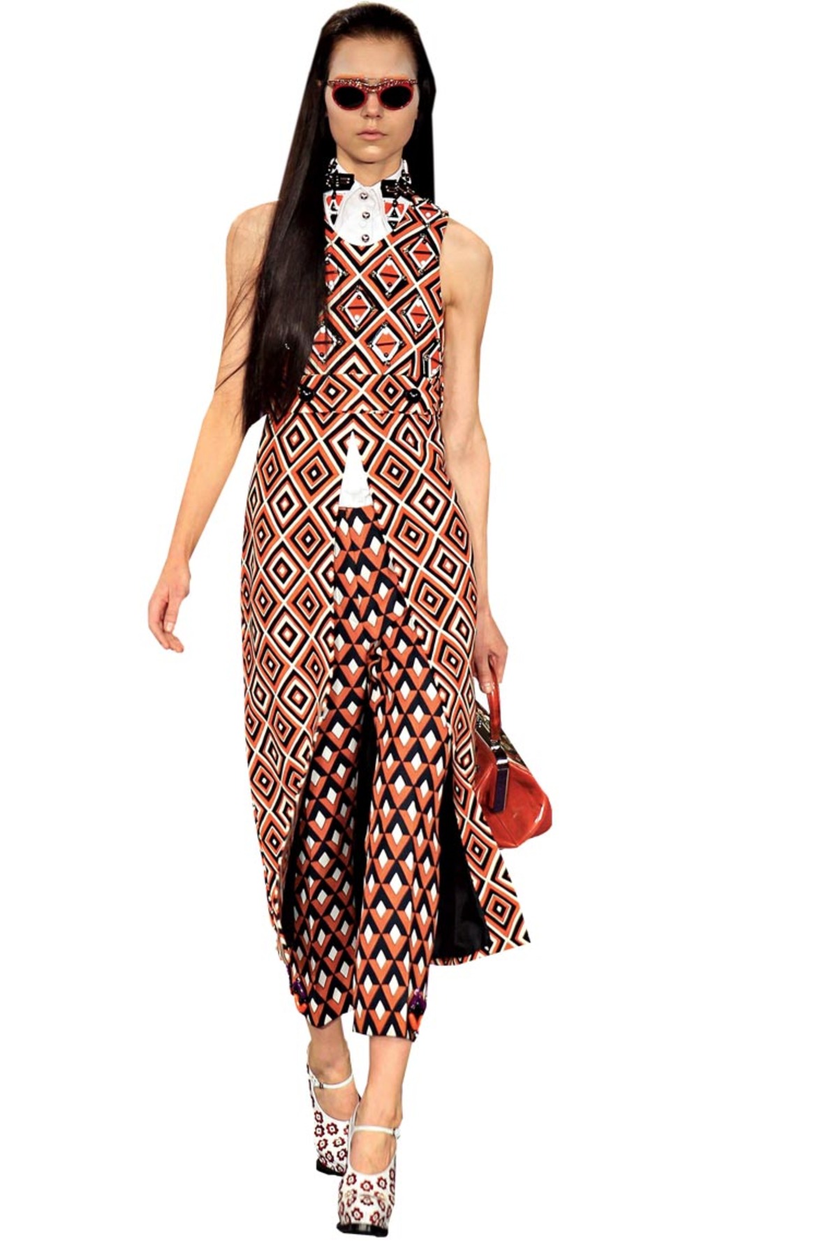 Seine erstaunlich liebliche letzte Kollektion wurde mit Standing Ovations bedacht – als Erste war übrigens Anna Wintour von ihrem Sitz aufgesprungen.