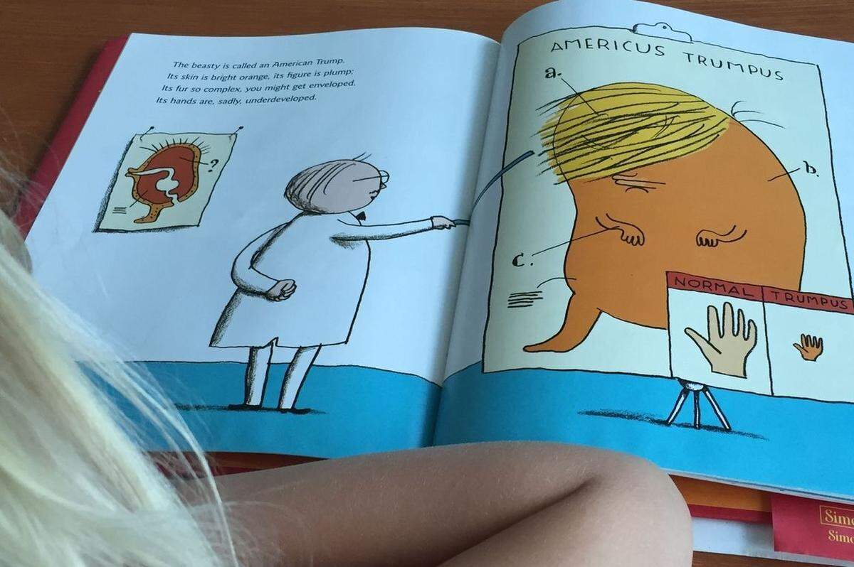 Zwei Wochen vor dem Nominierungsparteitag der US-Republikaner ist ein Kinderbuch über den Präsidentschaftsanwärter Donald Trump erschienen, in dem dieser in Kartoffelform mit orangener Hautfarbe, rundem Gesicht und "komplexem Fell" dargestellt wird. Das Buch über die Spezies mit dem wissenschaftlichen Namen Americus Trumpus ist ein Gemeinschaftswerk des Schauspielers Michael Ian Black und des Zeichners Marc Rosenthal . "A Child's First Book of Trump" kommt am Dienstag in den Handel. Nach der Analyse des 44-jährigen Autors ernährt sich die Spezies Americanus Trumpus von Dollar, will auf alles ihren Namen setzen und macht übermäßig auf sich aufmerksam. Der kindlichen Leserschaft vertraut Black eine Schwäche des kartoffelartigen Wesens an - es fürchtet die Nichtbeachtung. Die Kinder sollten daher einfach "den Fernseher ausschalten". Das Buch sei zwar im Stil eines Kinderbuchs geschrieben, merkte der Zeichner Marc Rosenthal im Gespräch mit der Nachrichtenagentur AFP an. "Aber ich glaube, es ist eher ein Buch für Erwachsene." Er habe alle möglichen Formen erdacht, um den Americus Trumpus zu illustrieren. Aber "die Form einer Süßkartoffel war die lustigste". Er wisse nicht, ob Trump "A Child's First Book of Trump" schon kenne, schmunzelte Rosenthal. Jedoch hoffe er, dass der Republikaner "über das Buch etwas Schlechtes sagt".