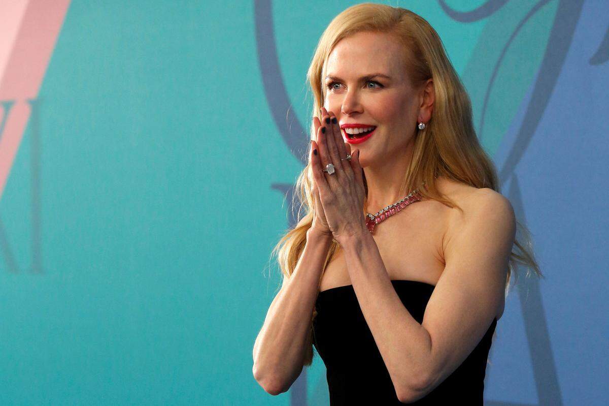 Hollywood-Star Nicole Kidman hat für die "CFDA Fashion Awards" in New York ihr liebstes Hobby verpasst. "Das bedeutet vielen im Saal vielleicht nichts, aber: Ich liebe Mode so sehr, dass ich heute Abend das Spiel der Predators verpasse", erklärte die Australierin am Montagabend den versammelten Gästen, als sie als Laudatorin auf der Bühne stand.