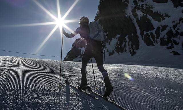 Viel Schnee, wenig Skifahrer: Manche satteln auf Tourengehen und Schneeschuwandern um.