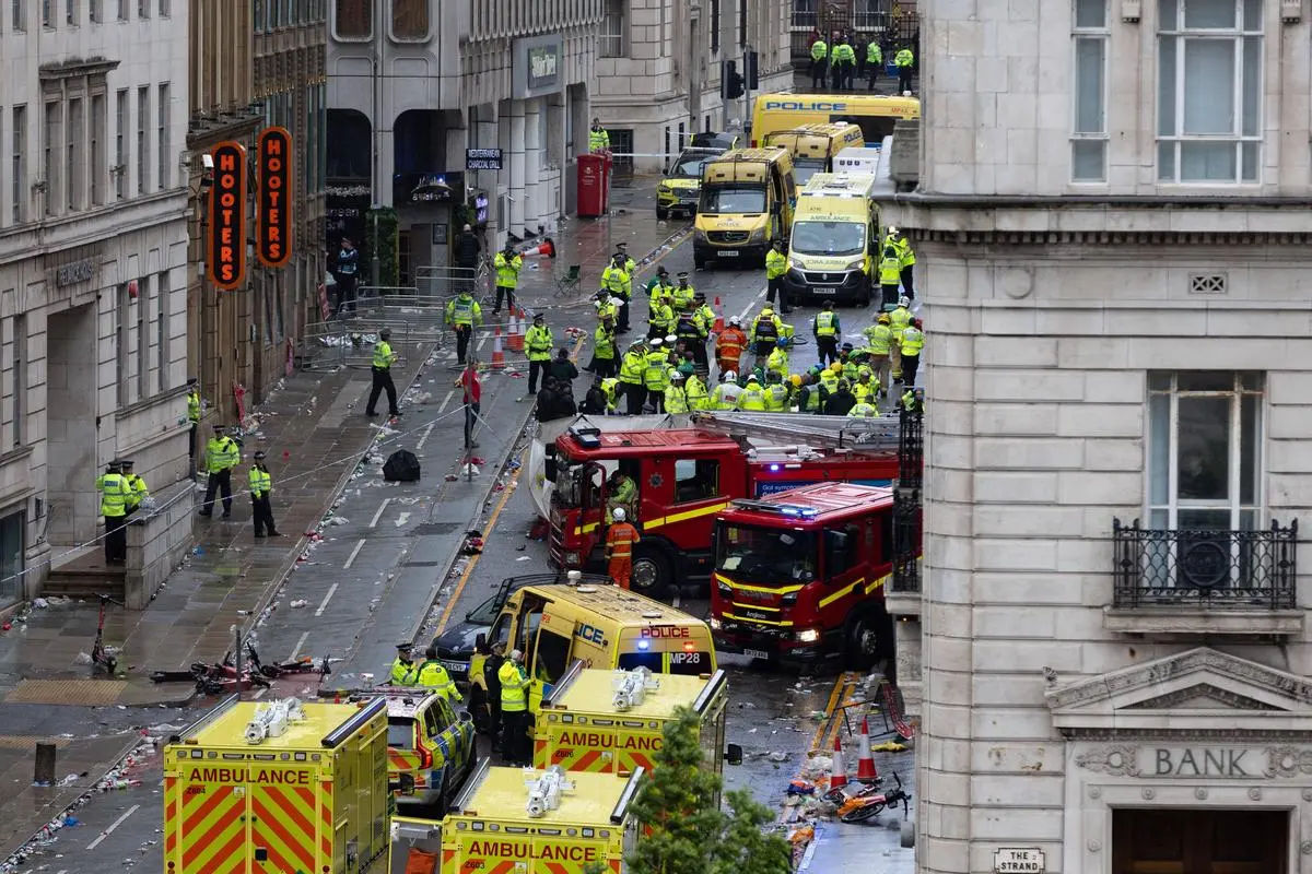 The police and other rescue workers come to a serious incident after the Trophy Parade of the master parade of Liverpool.