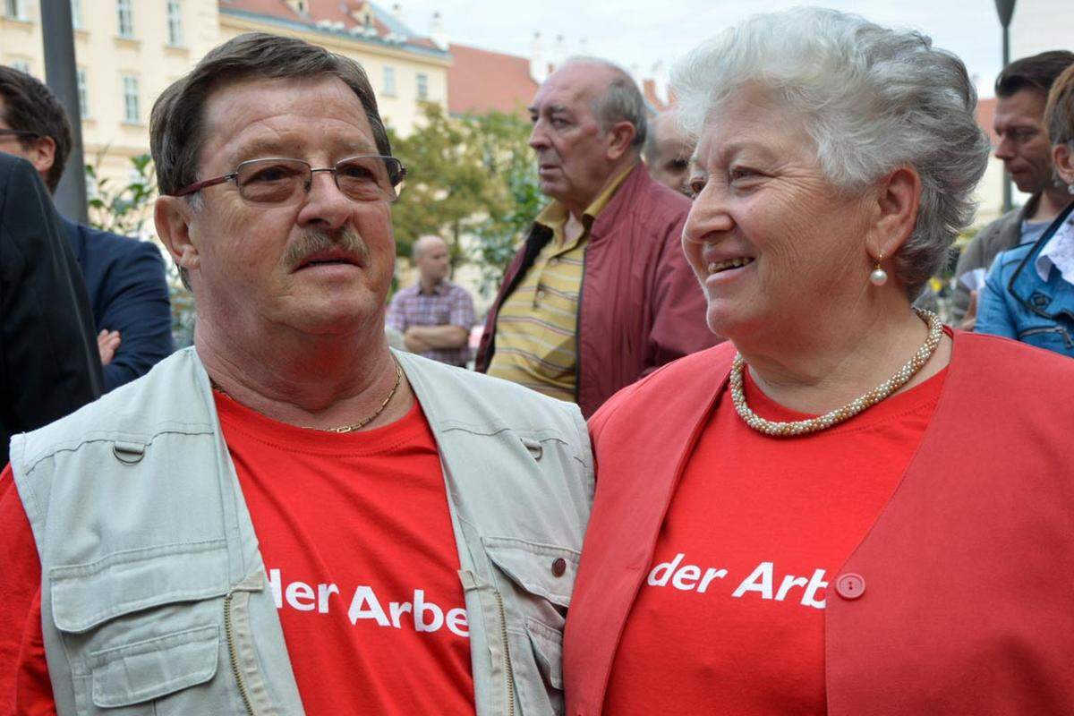 Für den Parteichef persönlich sind diese beiden in den siebenten Bezirk gepilgert. "Wir sind hier, um den Werner zu unterstützen", freut sich das Paar auf die Auftaktveranstaltung. "Seit wir auf der Welt sind, sind wir Sozialisten - und das soll auch so bleiben."