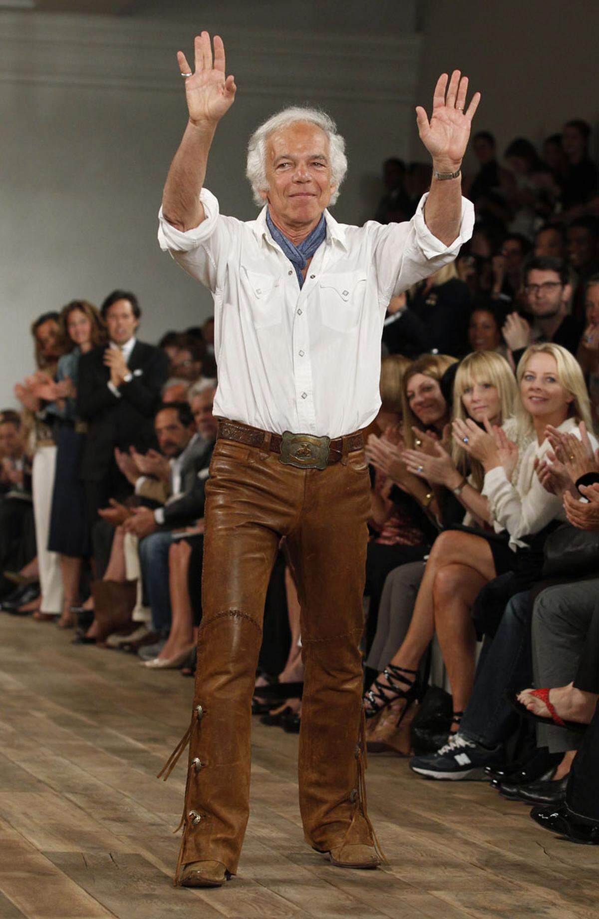 Rockern oder Cowboys sollte man die überdimensionierten Gürtelschnallen, die auch Designer Ralph Lauren gerne trägt, überlassen.