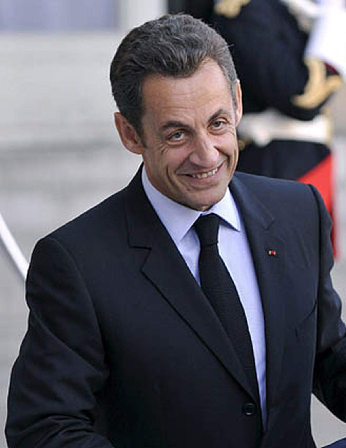 Auch Präsident Sarkozy ließ sich die Gelegenheit nicht entgehen und gratulierte: "Le Clezio ist ein Weltbürger, Sohn aller Kontinente und Kulturen. Als Weltreisender verkörpert er in einer globalisierten Welt die Ausstrahlung Frankreichs, seiner Kultur und seiner Werte und macht der Frankophonie alle Ehre", heißt es in einer Mitteilung des Elysees. "Ich beglückwünsche ihn im Namen aller Franzosen zu dem höchsten Preis, den ein Schriftsteller bekommen kann und der Frankreich, die französische Sprache und die Frankophonie ehrt."