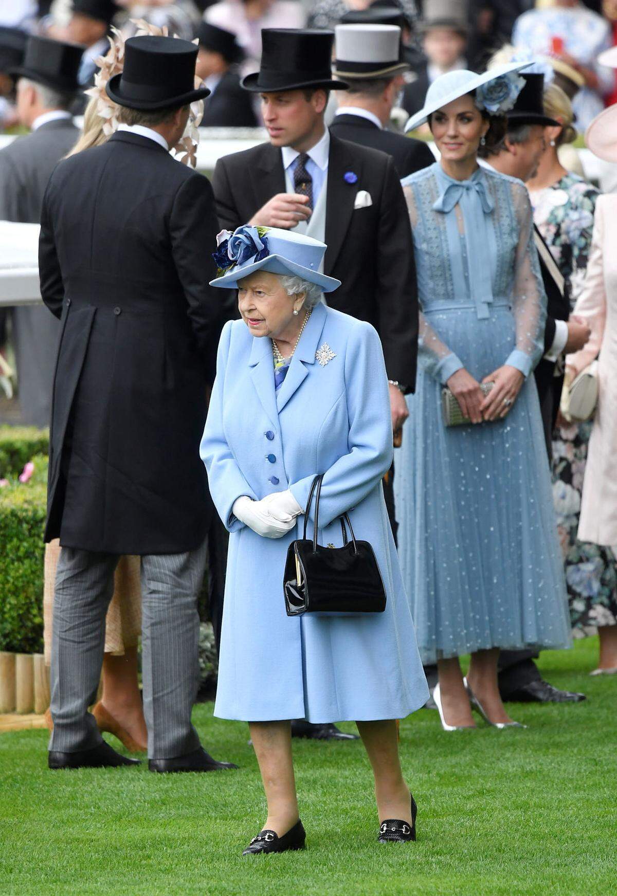 Blau wurde es dann für den Eröffnungstag in Ascot. Nicht nur die Königin, sondern auch andere Mitglieder der Königsfamilie wählten diese Farbe aus.