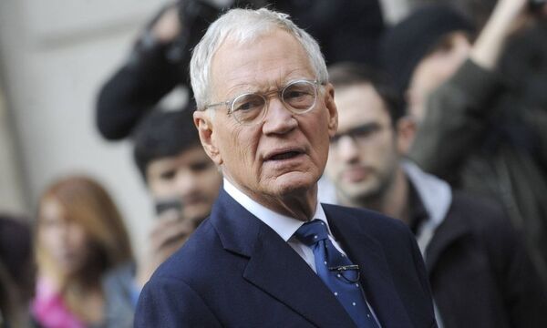 David Letterman wartet vor dem Ed Sullivan Theater auf die Ankunft von Lady Gaga zur Aufzeichnung de