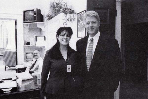 ... ihren Mann Bill 1998 wegen der Lewinsky-Affäre des Amtes zu entheben. Hillary hatte ihnen damals eine "Verschwörung" unterstellt, ehe sie selbst als betrogene Ehefrau bloßgestellt wurde.