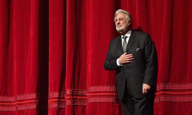 Domingo im November 2018 vor dem Vorhang der Met – 50 Jahre nach seinem dortigen Debüt. 