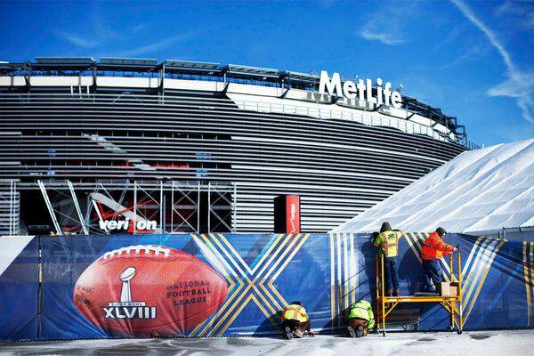 Die billigste Eintrittskarte für die Super Bowl im MetLife Stadion kostet 500 Dollar. Logenplätze sind für einen sechsstelligen Dollarbetrag zu erstehen.