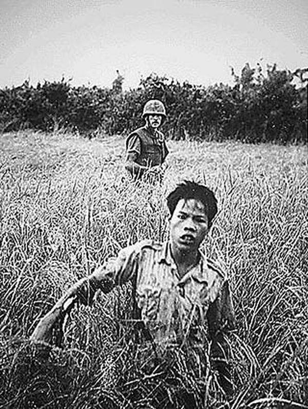 Operation Phönix war eine verdeckte Geheimdienstaktion der CIA während des Vietnamkriegs. Das Programm war dazu gedacht, Kader der Viet Congs in Südvietnam zu identifizieren und zu "neutralisieren". Amerikanische Statistiken belegen, dass 19.534 Mitglieder des Vietcongs 1969 neutralisiert wurden - 6187 wurden getötet, 8515 gefangen genommen und 4832 liefen zur südvietnamesischen Seite über. Die Statistiken Südvietnams nannten viel höhere Zahlen. Barton Osbourne, einer der Phönix-Offiziere, bezeichnete das Programm vor dem Kongress als "steriles, unpersönliches Mordprogramm".
