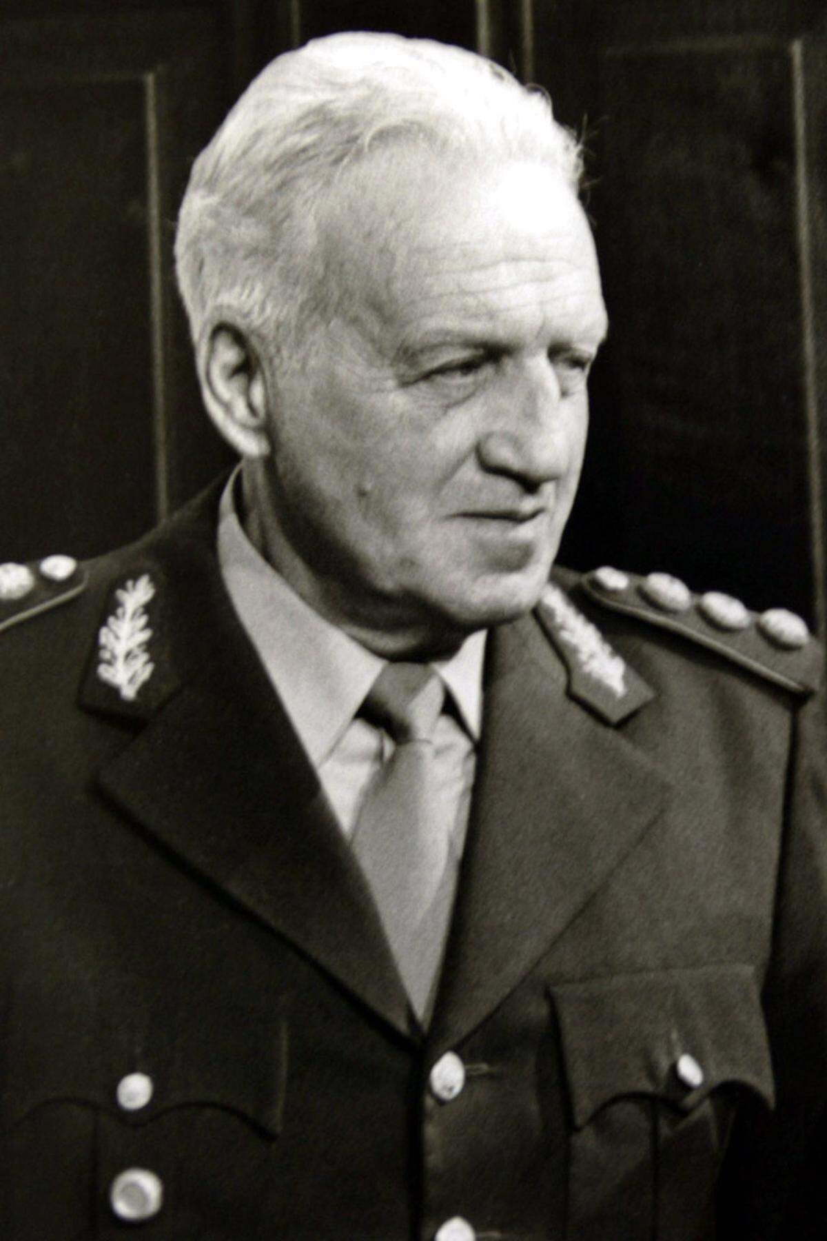 Über 140 Jahre später putschte sich in Argentinien das Militär an die Macht. Ende 1981 übernahm General Leopoldo Galtieri das Ruder und versprach seinen Landsleuten die baldige „Rückeroberung“ der Islas Malvinas, wie sie in Argentinien heißen.