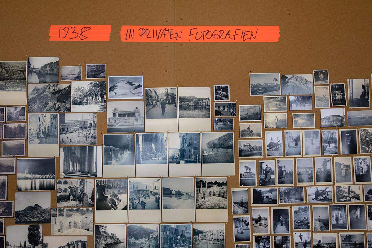 Eine der Ausstellungswände, die immer wieder neuen Themen gewidmet werden sollen, beschäftigt sich derzeit damit, welchen Niederschlag das Jahr 1938 in der privaten Fotografie fand. Blick in die Ausstellung