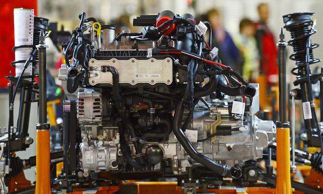 Verschiedene Motoren stehen am Tag der offenen Tuer am 06 09 2015 an der Produktionsstrecke des VW G