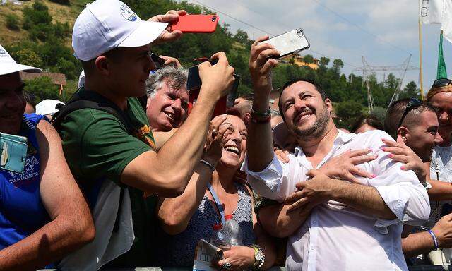 Matteo Salvinis Partei Lega muss laut Urteilt 49 Millionen Euro an den Staat zurückzahlen.