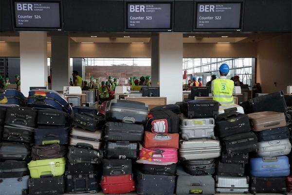 15.000 Gepäckstücke wurden mit Bauschutt gefüllt, um die Förderanlage richtig auf die Probe zu stellen.