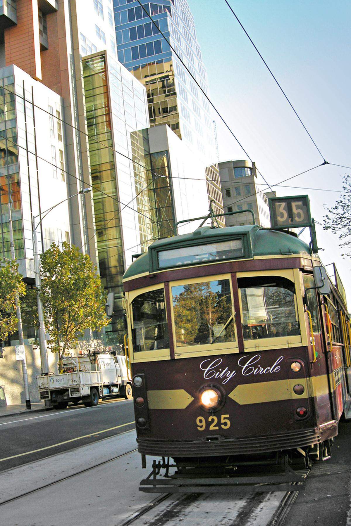 ... in direkter Nachbarschaft: Melbournes Straßenbahn und Wolkenkratzer.