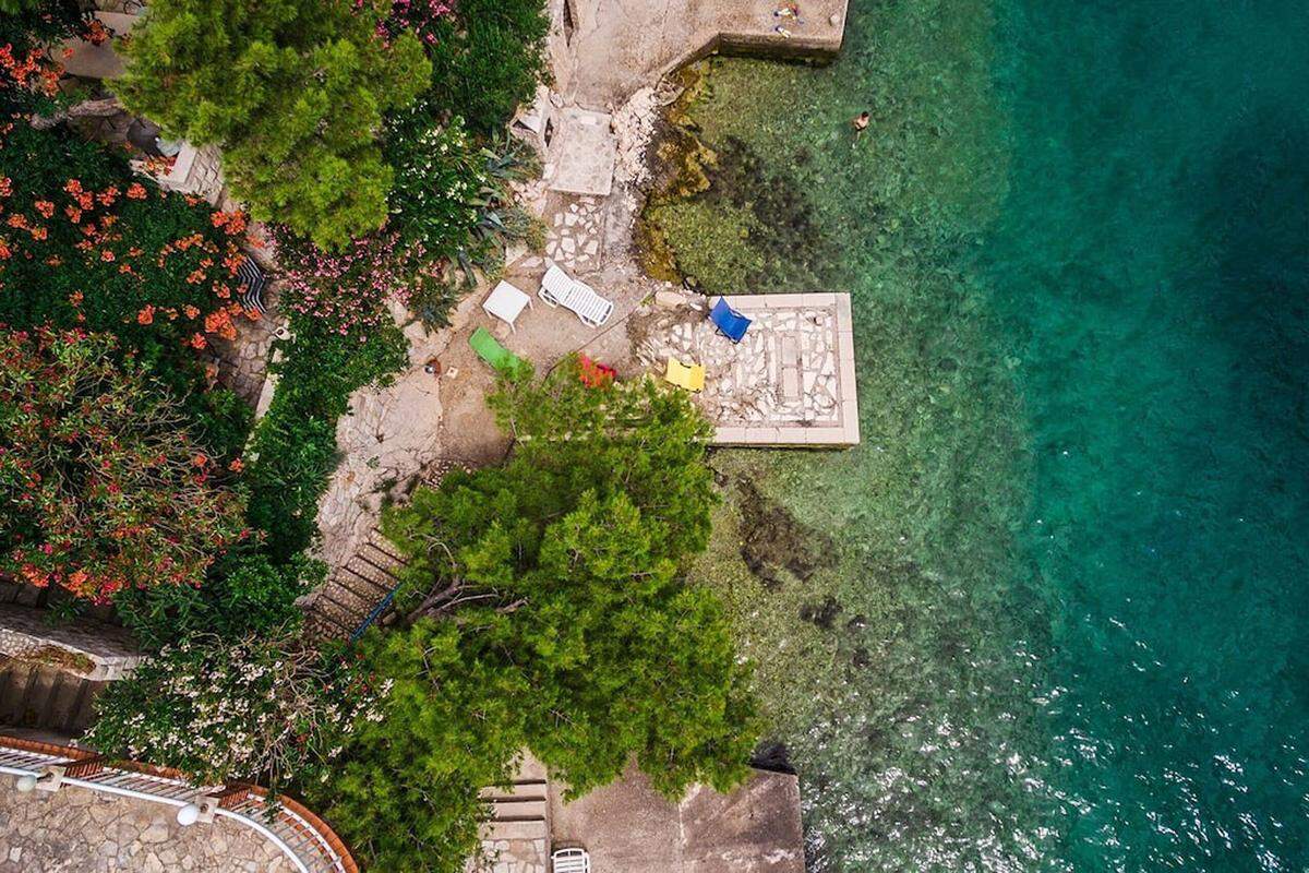 Dieser Steg gehört zu einem Ferienhaus in Klek, einem kleinen kroatischen Dorf in der Nähe von Dubrovnik. Es ist für bis zu zehn Personen gedacht, die nicht nur den direkten Zugang zum Meer genießen, sondern auch den großen Garten - Oleander, Oliven- Zitronen- und Pinienbäume inklusive. Ab 248 Euro pro Nacht.