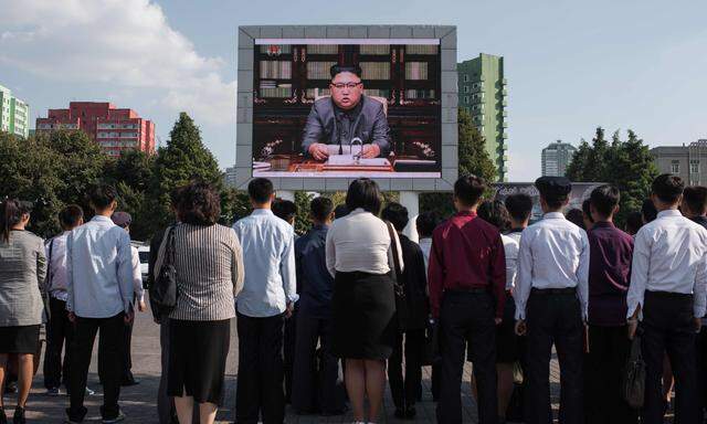 Bizarrer Auftritt in Pjöngjang. Bewohner der nordkoreanischen Hauptstadt verfolgen die Fernsehrede von Diktator Kim Jong-un